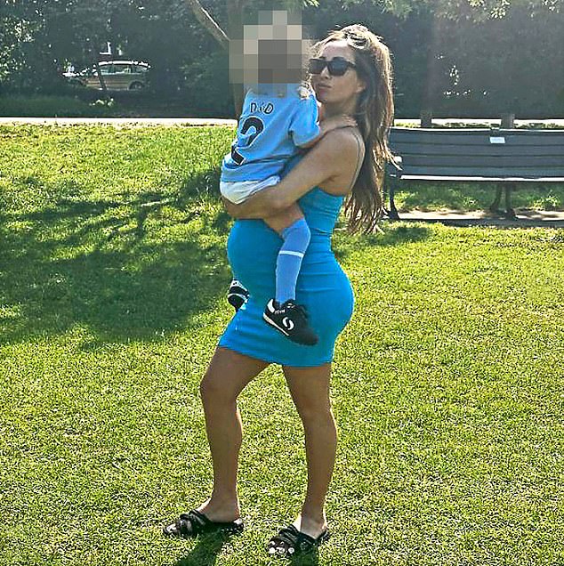 33-летняя инфлюенсер Лорин в начале этого года оказалась втянута в скандал, связанный с отцовством, когда выяснилось, что женатый футболист является отцом ее восьмимесячной дочери, через четыре года после того, как у них родился сын Кайро, пока он был с Энни.