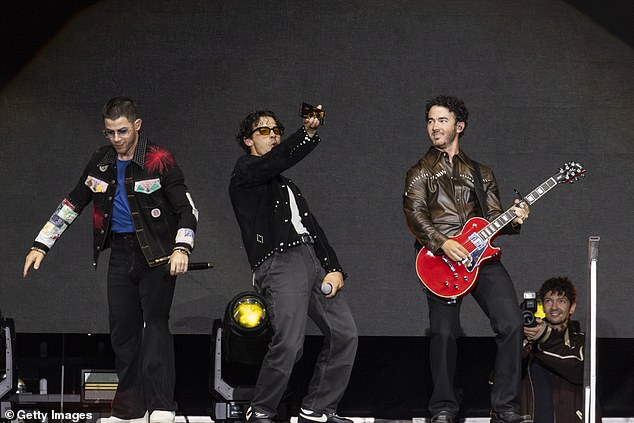 Джо сосредоточился на выступлениях с группой The Jonas Brothers с момента их воссоединения в 2019 году. Это будет всего лишь его второй сольный альбом после его не слишком впечатляющего дебютного альбома Fastlife 2011 года; его можно увидеть с Ником Джонасом (слева) и Кевином Джонасом (справа) 6 июля в Квебеке, Квебек