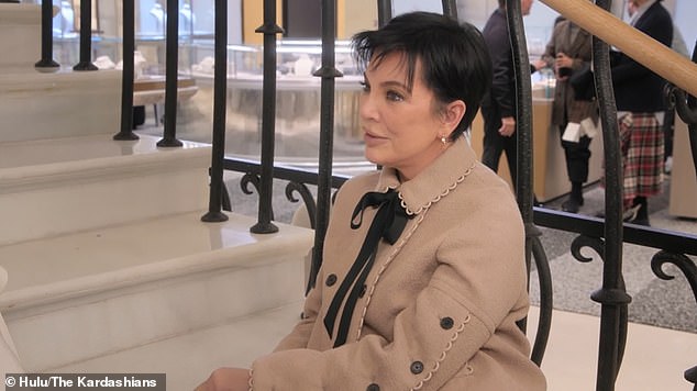 Она сказала: «Все началось с того, что мне просто удалили несколько яичников, а сегодня мне позвонили. Они что-то обнаружили, мы здесь, чтобы это исправить».