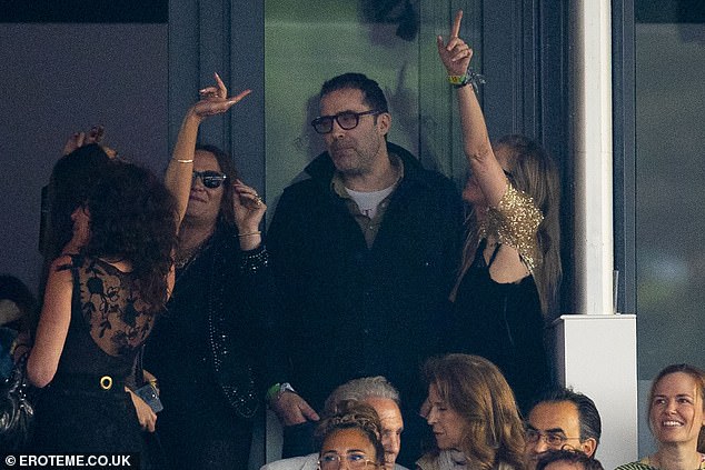Друзья и члены семьи были замечены вместе в VIP-палатке, когда они смотрели шоу.