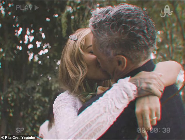 Хотя свадьба была камерным событием, Рита поделилась некоторыми кадрами этого важного дня в музыкальном клипе на свой сингл You & I.