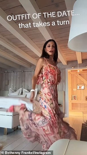 53-летняя выпускница RHONY кружилась в своем пятикомнатном доме в Бриджхэмптоне, демонстрируя летнее платье.