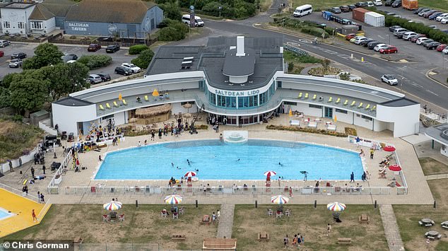 Съемки проходили в Saltdean Lido недалеко от Брайтона (на фото) 2 июля. Смит сыграет главную роль в шестисерийном сериале, основанном на адаптации мрачного комикса австралийского певца и писателя Ника Кейва 2009 года.