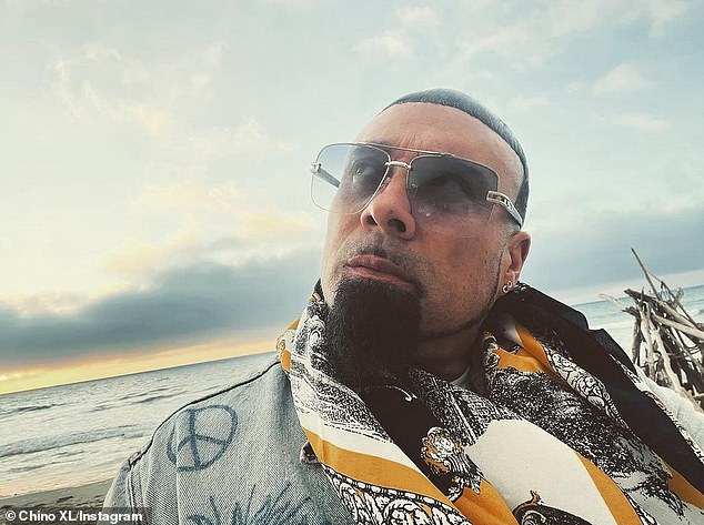 Рэпер Чино XL умер в возрасте 50 лет, сообщил AllHipHop в понедельник, ссылаясь на внутренний источник. На фото в апреле в посте в Instagram