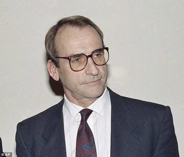 Актер Джеймс Б. Сиккинг, известный по таким шоу, как Hill Street Blues и Doogie Howser, MD, умер в возрасте 90 лет после борьбы с деменцией. На фото в Лос-Анджелесе в 1986 году.