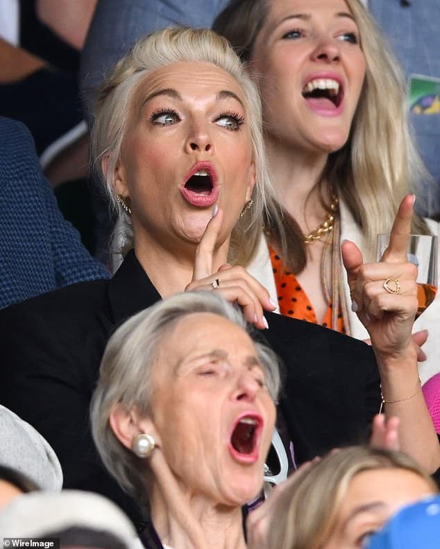 Ханна Уоддингем прониклась духом Уимблдона на третий день теннисного турнира в среду, наблюдая за противостоянием Александра Мюллера и Даниила Медведева.