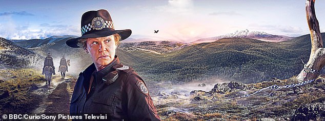 Действие сериала «Хай Кантри» происходит в вымышленном сельском городке Брокен-Ридж. В нем мы знакомимся с детективом Энди Уитфорд (на фото), которую играет Лия Перселл.