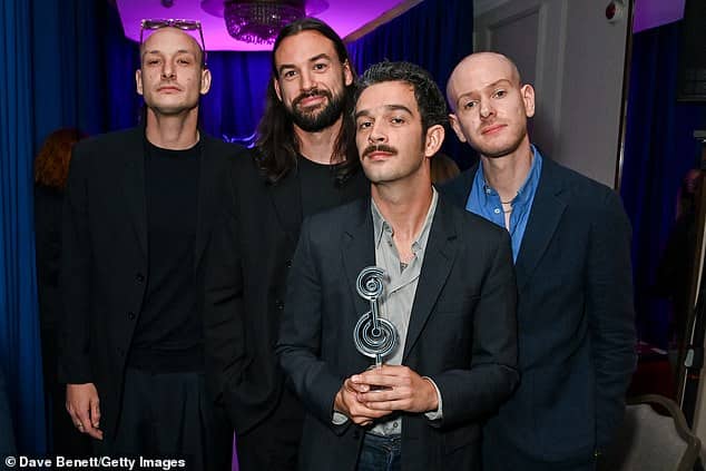 Мэтти Хили и его группа The 1975 получили награду как лучшая группа на фестивале Nordoff and Robbins O2 Silver Clefs в пятницу (LR George Daniel, Ross MacDonald, Matty и Adam Hann)