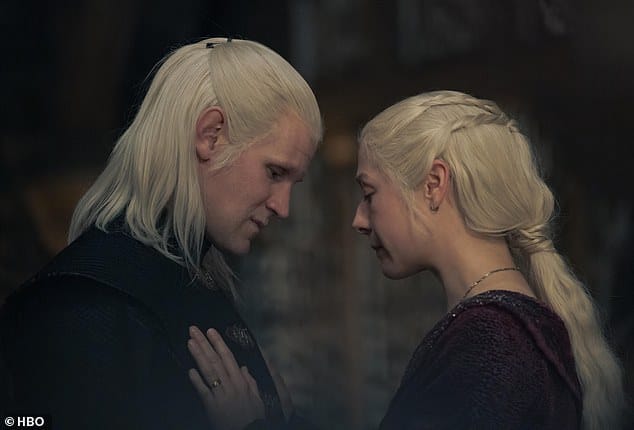 Приквел «Игры престолов» «Дом дракона» взлетел до рекордных показателей по количеству просмотров во втором сезоне, премьера которого состоялась на канале HBO 16 июня; звезды Мэтт Смит и Эмма Д'Арси на фото в сцене из популярного сериала