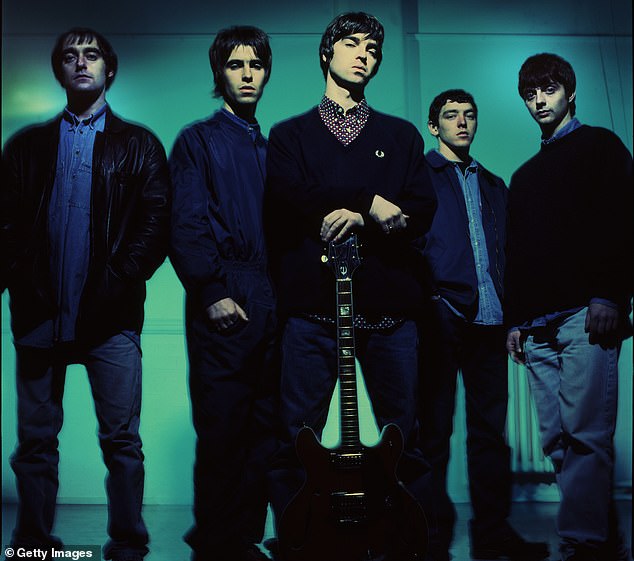 Манчестерская рок-группа Oasis в 1993 году. Слева направо: Пол Артурс (он же Bonehead), Лиам, Ноэль, Тони МакКэрролл и Пол МакГиган.