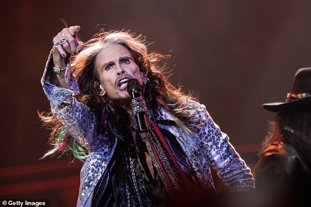 Aerosmith прекратили гастрольную деятельность после 54 лет, заявив, что это трудное решение было принято из-за неизлечимых проблем с голосом у фронтмена Стивена Тайлера; его можно было увидеть в Филадельфии в сентябре 2023 года.
