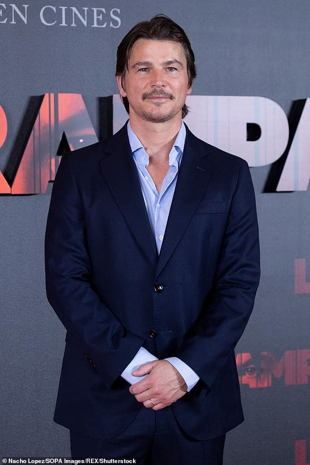 46-летний Джош Хартнетт рассказал изданию Entertainment Weekly, что для своей актерской игры он черпал вдохновение в реальных «психопатах», с которыми ему приходилось сталкиваться в шоу-бизнесе, чтобы сыграть серийного убийцу в новом психологическом триллере М. Найта Шьямалана «Ловушка».