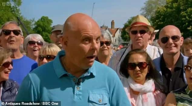 Гость Antiques Roadshow был совершенно ошеломлен, узнав в воскресном выпуске ошеломляющую стоимость своих часов за 45 фунтов стерлингов.