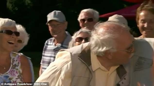 Гость Antiques Roadshow поцеловал найденную в магазине старьевщика вещь стоимостью 10 фунтов стерлингов, пролежавшую в гараже 20 лет, после того как он обнаружил, что она стоит больше, чем автомобиль