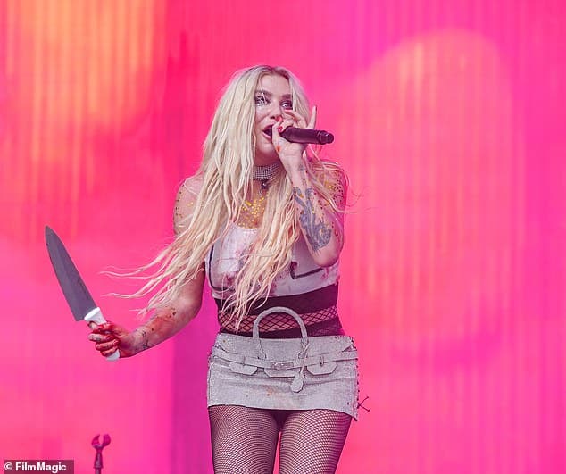 Выступление Кеши на фестивале Lollapalooza в Чикаго в четверг, где она танцевала с ножом, было еще страшнее, чем казалось. Оказалось, нож был настоящим