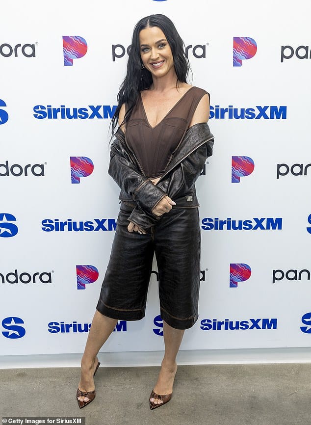 Кэти Перри в понедельник специально появилась в студии SiriusXM в Лос-Анджелесе, чтобы представить свой последний альбом 143