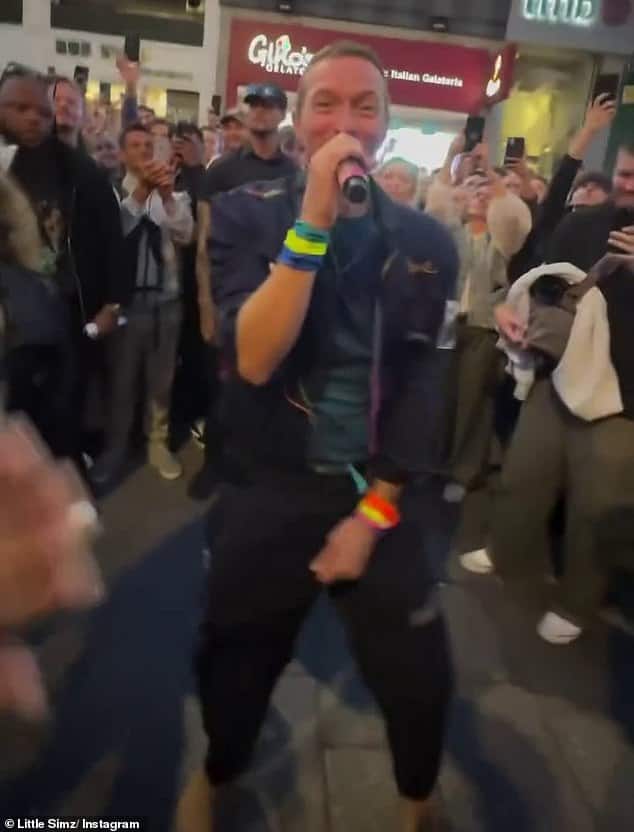 Тысячи поклонников Coldplay собрались в конце одной из самых оживленных улиц Дублина, чтобы увидеть неожиданное выступление группы.