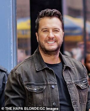 Судья шоу American Idol Люк Брайан наконец-то нашел потенциального покупателя на свой современный особняк стоимостью 12,95 млн долларов с пятью спальнями и пятью ванными комнатами, расположенный в Санта-Роза-Бич, штат Флорида, снизив цену в три раза (на фото 28 марта)