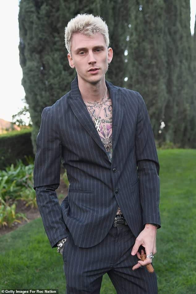 Machine Gun Kelly откровенно рассказал о тяжелом детстве своего покойного отца, которое, по его мнению, стало ключевым фактором их напряженных отношений; (на фото 2019 г.)