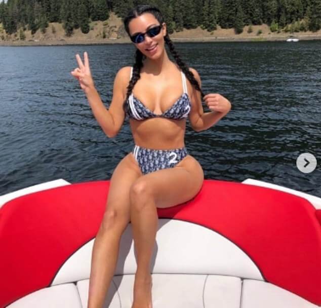 Ким Кардашьян объявила во вторник, что добавила новые товары в список на Kardashian Kloset, например, это бикини Dior с сине-белым логотипом.