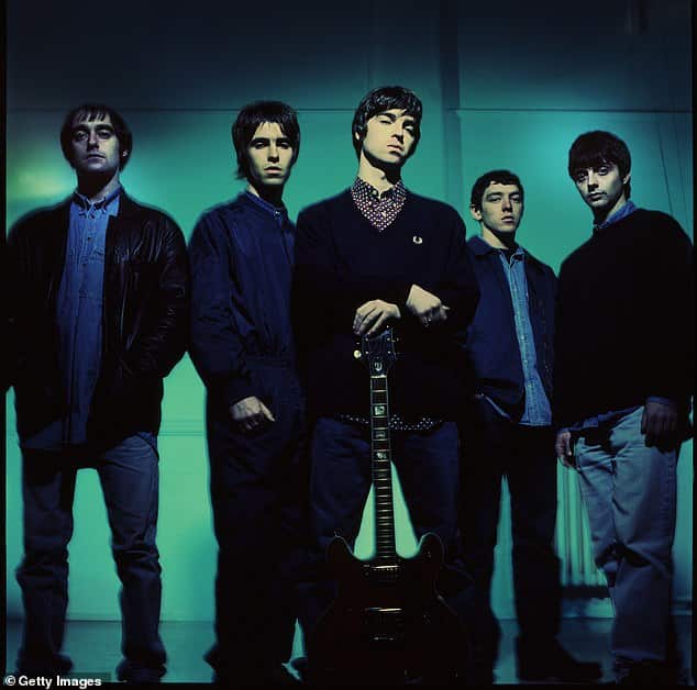 Австралийские фанаты британской группы Oasis сошли с ума после того, как был подтвержден новый тур воссоединения культового брит-поп-дуэта. На фото: оригинальный состав Oasis, слева направо Пол Артурс, Лиам Галлахер, Ноэль Галлахер, Тони МакКэрролл, Пол МакГиган