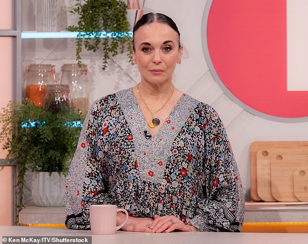 В одном из интервью Аманда сравнила танцевальное шоу с «окопами», заявив Channel 4 News, что продюсеры BBC были «в ужасе» от клипов, которые также якобы демонстрировали «унизительное поведение сексуального характера».