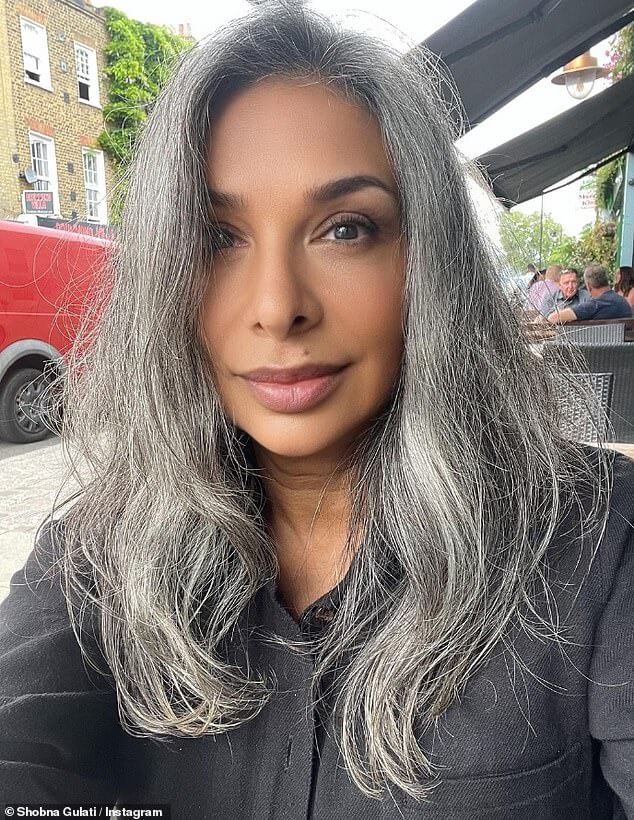 58-летняя телезвезда выглядела неузнаваемо, когда она выложила в Instagram потрясающее селфи со своими седыми волосами. Но угадайте, кто это сделал?