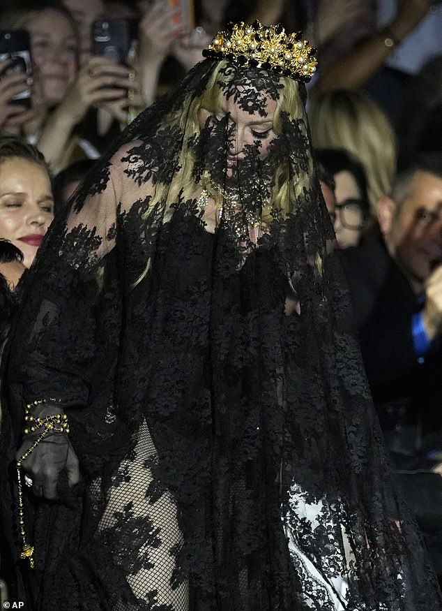 Мадонна привлекла к себе внимание, появившись на показе Dolce & Gabbana в субботу во время Недели моды в Милане.