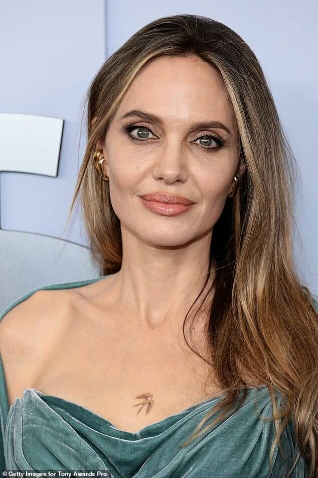 49-летняя Анджелина Джоли рассказала CR Fashion Book, что у «некоторых» ее детей есть такая же татуировка в виде птицы, как у нее на груди; ее можно было увидеть на церемонии вручения премии «Тони» в июне.