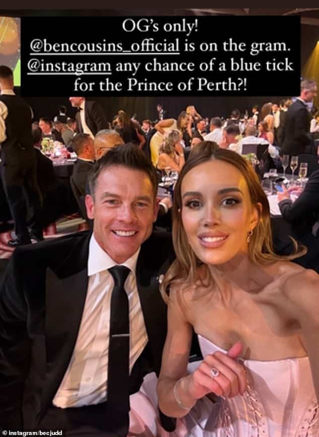 Ребекка Джадд (справа) провела время с одним из своих героев на Brownlow Medal 2024 в Мельбурне в понедельник. WAG, которая прибыла под руку со своим мужем Крисом Джаддом, однажды призналась, что была «поражена звездой», когда впервые встретила свою подростковую любовь, бывшую звезду AFL Бена Казинса (слева)