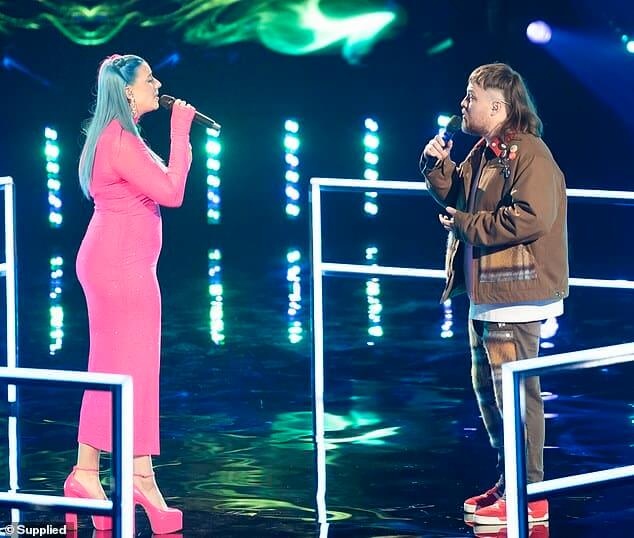 Поклонники The Voice получили очень неожиданный подарок в воскресенье вечером, когда реальная пара Дженна Хадсон и Йорк Хит сошлись в песенном баттле. Оба на фото