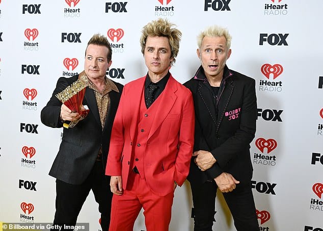 Green Day были вынуждены покинуть сцену во время исполнения песни после нарушения безопасности во время их концерта в Comerica Park, Детройт, в среду. На фото участники группы Билли Джо Армстронг, Майк Дёрнт и Тре Кул в апреле.