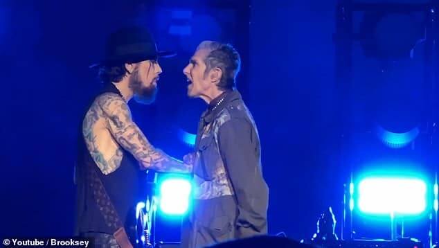 Группа Jane's Addiction отменила весь свой тур после ссоры на сцене между гитаристом Дэйвом Наварро и Перри Фарреллом.