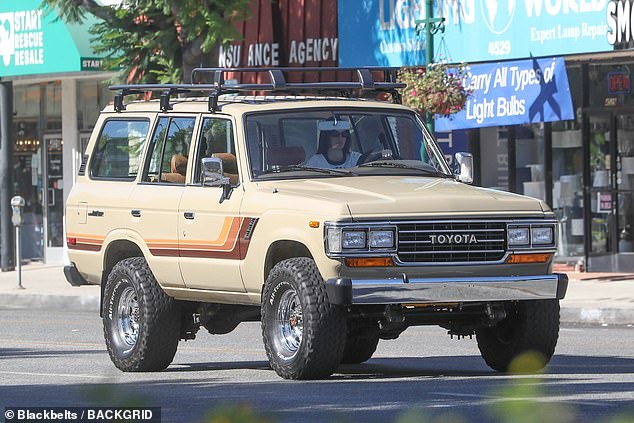 Недавно Кендалл Дженнер была сфотографирована за рулем винтажного Toyota Land Cruiser FJ62 1990 года на улицах солнечного Лос-Анджелеса (фото сделано в конце июля)