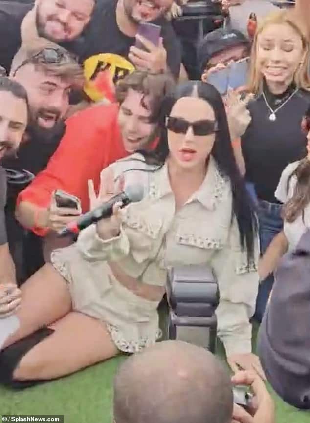 Кэти Перри удивила поклонников на фестивале Rock in Rio, войдя в толпу, чтобы пообщаться с ними и сфотографироваться с ними перед своим выступлением в пятницу вечером.