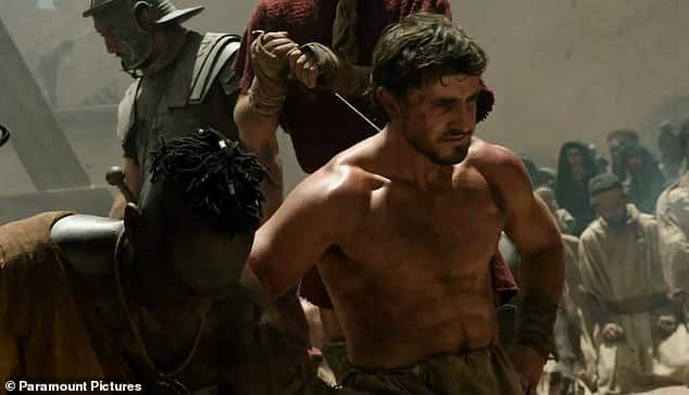В новом трейлере «Гладиатора II» Луций Вер (Пол Мескаль) стремится отомстить Риму в кровавой битве со своим пленившим его генералом Марком Акакием.