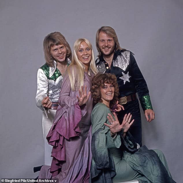 Поклонники ABBA были горько разочарованы на этой неделе, когда группа объявила о выпуске своего последнего альбома лучших хитов за ошеломляющую сумму. [the group in 1976]