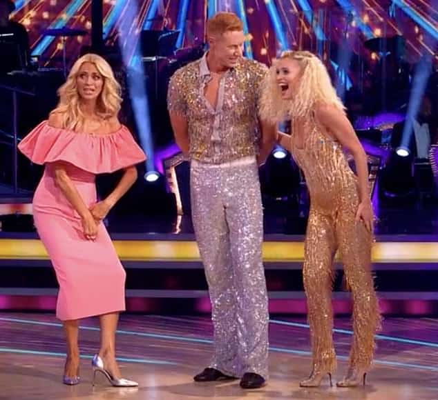 У Надежды Бычковой из Strictly Come Dancing (справа) случилась очень неловкая неисправность в гардеробе во время второго прямого эфира блестящего шоу в субботу.