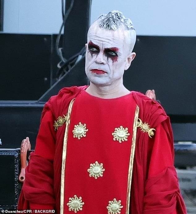 Крупная голливудская звезда, 55 лет, выглядела почти неузнаваемой на съемках своего нового фильма в Лос-Анджелесе в среду. Можете ли вы угадать, кто это?
