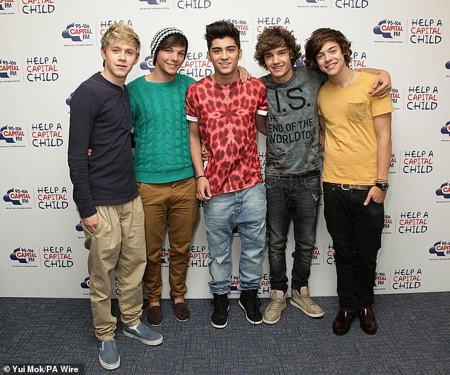 Скотт пошутил, что временами он чувствовал себя шестым участником One Direction, поскольку он так часто был с ними во время их расцвета, когда он выступал на BBC Radio 1 (на фото вместе в 2011 году).
