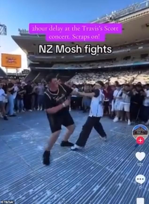 33-летний рэпер выступал в Eden Park в Окленде в рамках своего тура Circus Maximus, когда обладатели билетов решили подраться друг с другом.