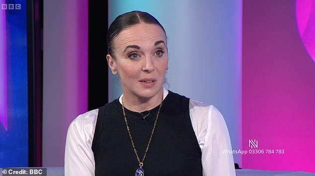 Аманда Аббингтон заявила, что Джованни Пернис сделал ей шокирующий сексуальный жест после того, как она сделала танцевальное движение прямо во время репетиции «Танцев со звездами»