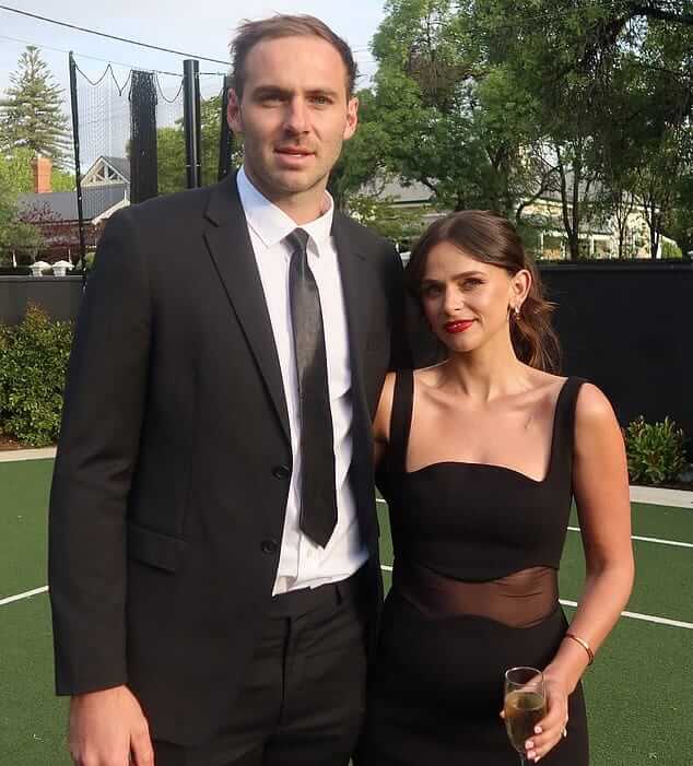 AFL WAG Келли Финлейсон выглядела очаровательно, когда она присутствовала на церемонии вручения медали Джона Кэхилла в пятницу вечером вместе со своим звездным мужем AFL Джереми Финлейсоном.