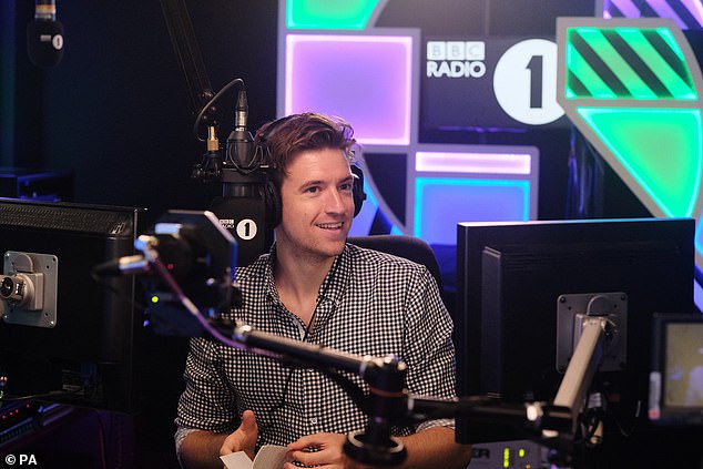 38-летний ведущий Radio 1 Breakfast Show признался, что на самом деле выбрал свою известную фамилию незадолго до того, как его обнаружила BBC в 2007 году; на фото 2018 год