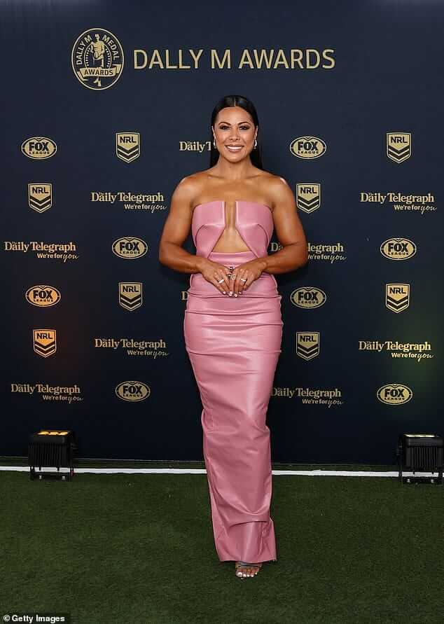 Капитан Cronulla Sharks Тиана Пенитани привлекла внимание на церемонии вручения наград Dally M Awards 2024 на ипподроме Рэндвик в Сиднее в среду.