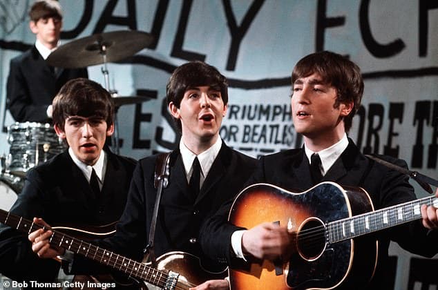 The Beatles были фаворитами среди слушателей BBC Radio 2. Слева направо: Ринго Старр на барабанах, Джордж Харрисон на гитаре, Пол Маккартни на басу и вокале и Джон Леннон на акустической гитаре и вокале.