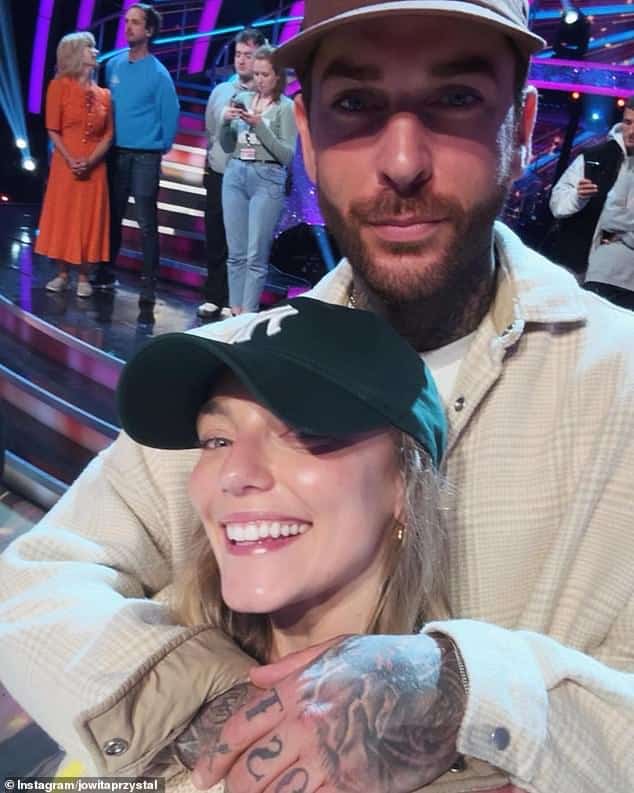 Пит Уикс из Strictly, 36 лет, и его партнер Джовита Пристал, 30 лет, продолжали разжигать слухи о романе после того, как, как сообщается, уютно устроились вместе за кулисами после субботнего шоу (на фото на прошлой неделе).