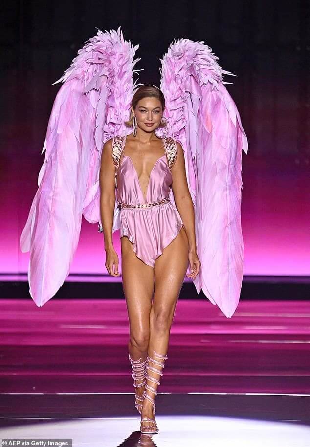 Джиджи Хадид, 29 лет, рассказала в интервью ET во вторник перед показом мод Victoria's Secret Fashion Show 2024, почему ее хорошая подруга Тейлор Свифт, 34 года, не будет в зале; видел во вторник в Нью-Йорке