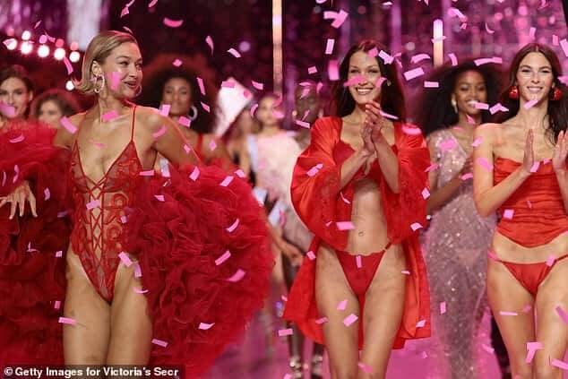 Поклонники раскритиковали презентацию Victoria's Secret Fashion Show, состоявшуюся во вторник в Нью-Йорке, впервые с 2018 года. (LR) Джиджи Хадид, Белла Хадид и Виттория Черетти замечены во время торжеств во вторник в Нью-Йорке.