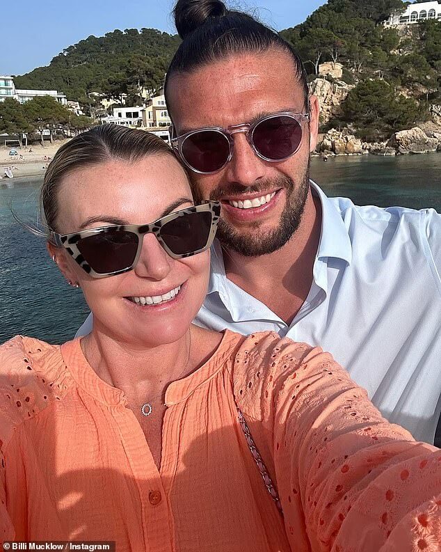 MailOnline может сообщить, что развод бывшей звезды TOWIE Билли Маклоу и Энди Кэрролла «становится неприятным», поскольку футболист улетел на Майорку, чтобы отпраздновать день рождения своей новой девушки.